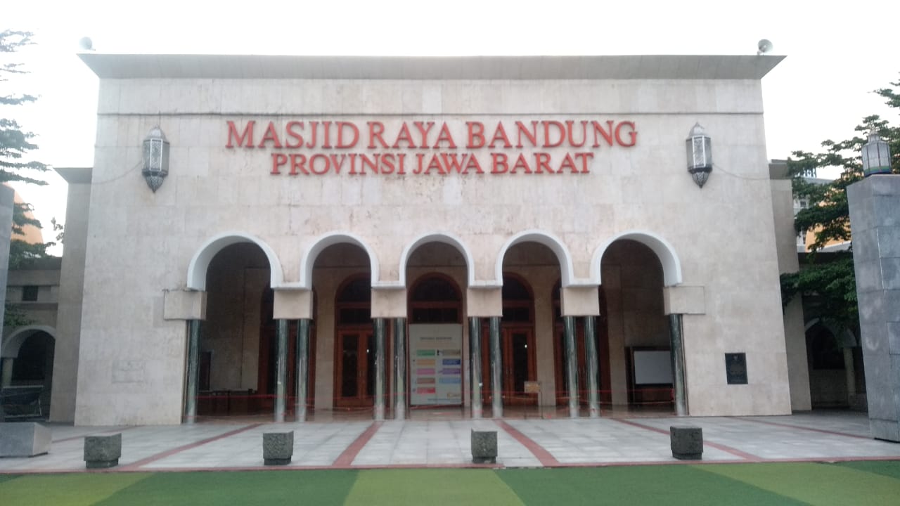 Masjid Raya Bandung Belum Membuka Pagar untuk Jamaah Luar Daerah